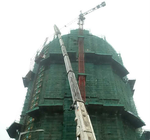 大连吊车在工地上作业